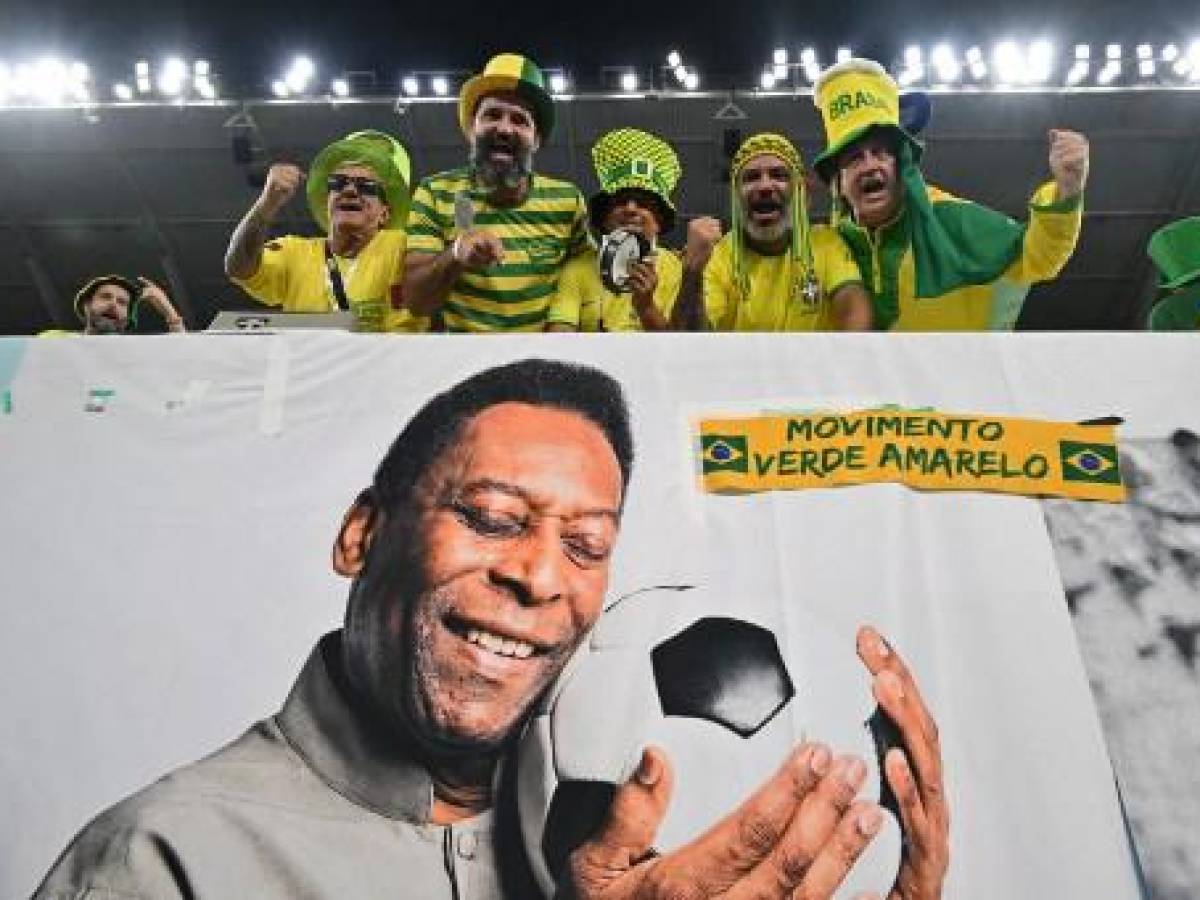 ‘O Rei’ Pelé continúa mejorando pero, sin previsión de alta