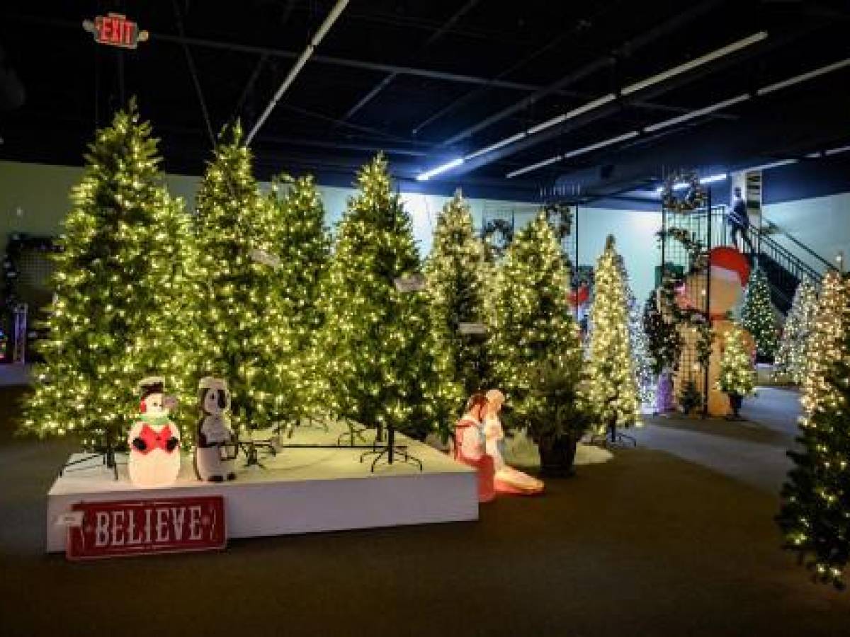 Adornos navideños desbordan los escaparates de los comercios de EEUU