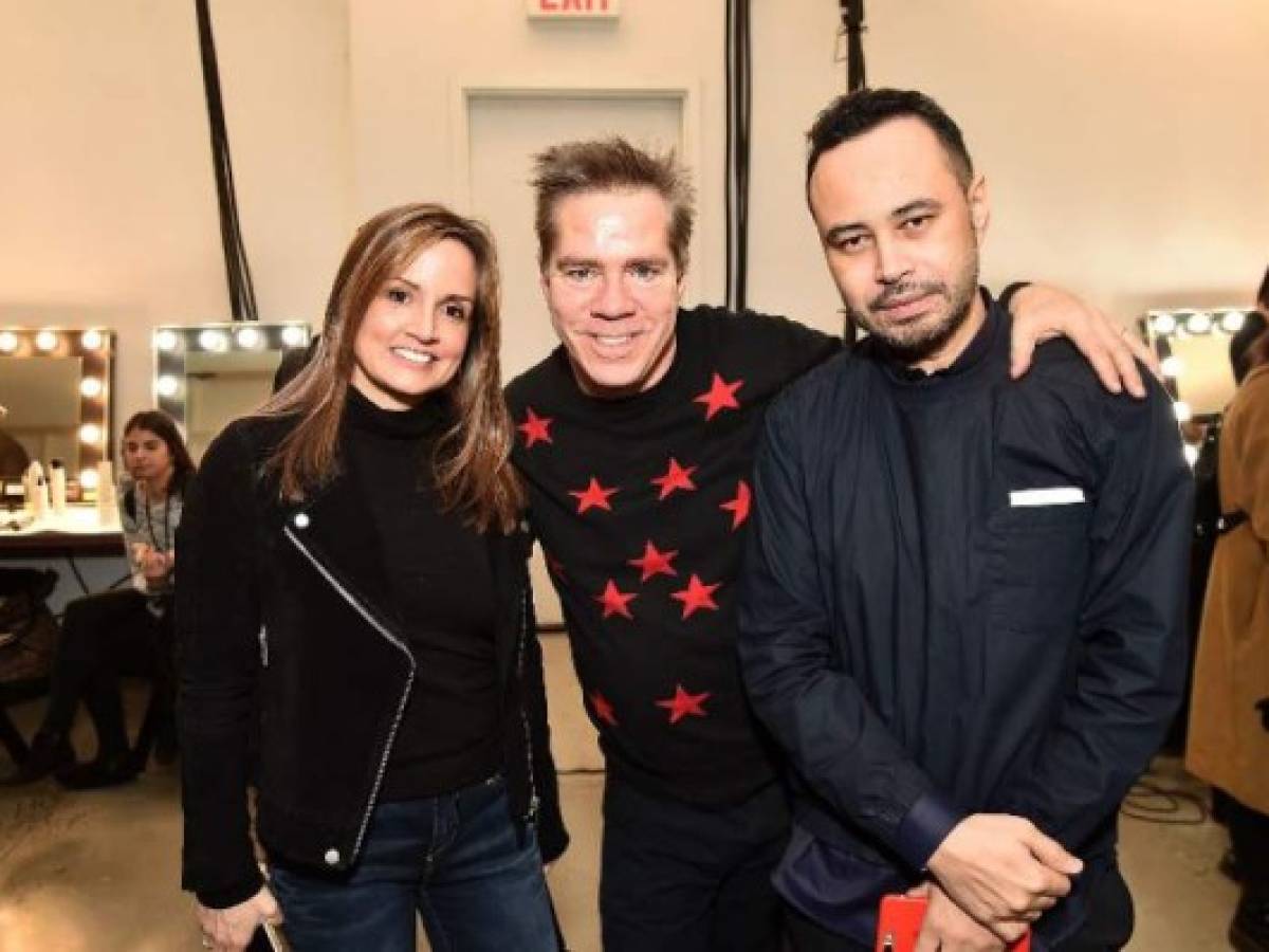 Kim Hilfiger, Andy Hilfiger posan junto a Carlos Campos en el backstage del New York Fashion Week Mens' at Skylight Modern.