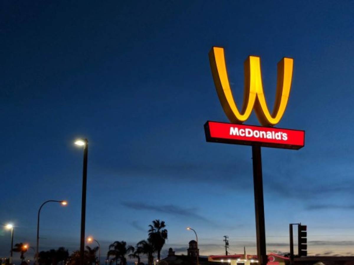 McDonald’s pone de cabeza a su logo oficial
