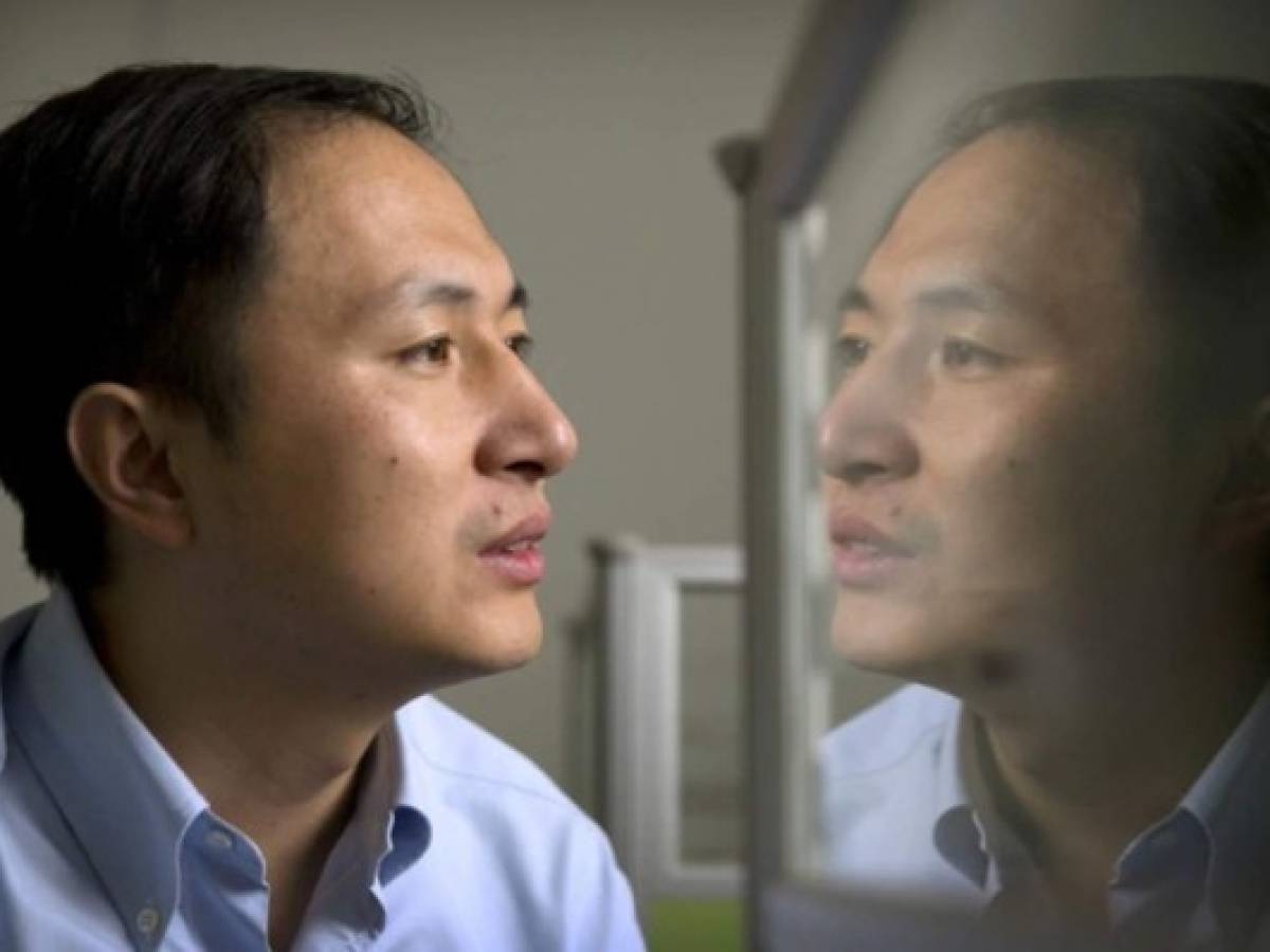 Cárcel para científico chino que creó bebés genéticamente modificados