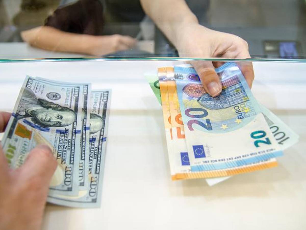 Euro cae a nivel más bajo frente al dólar en 20 años