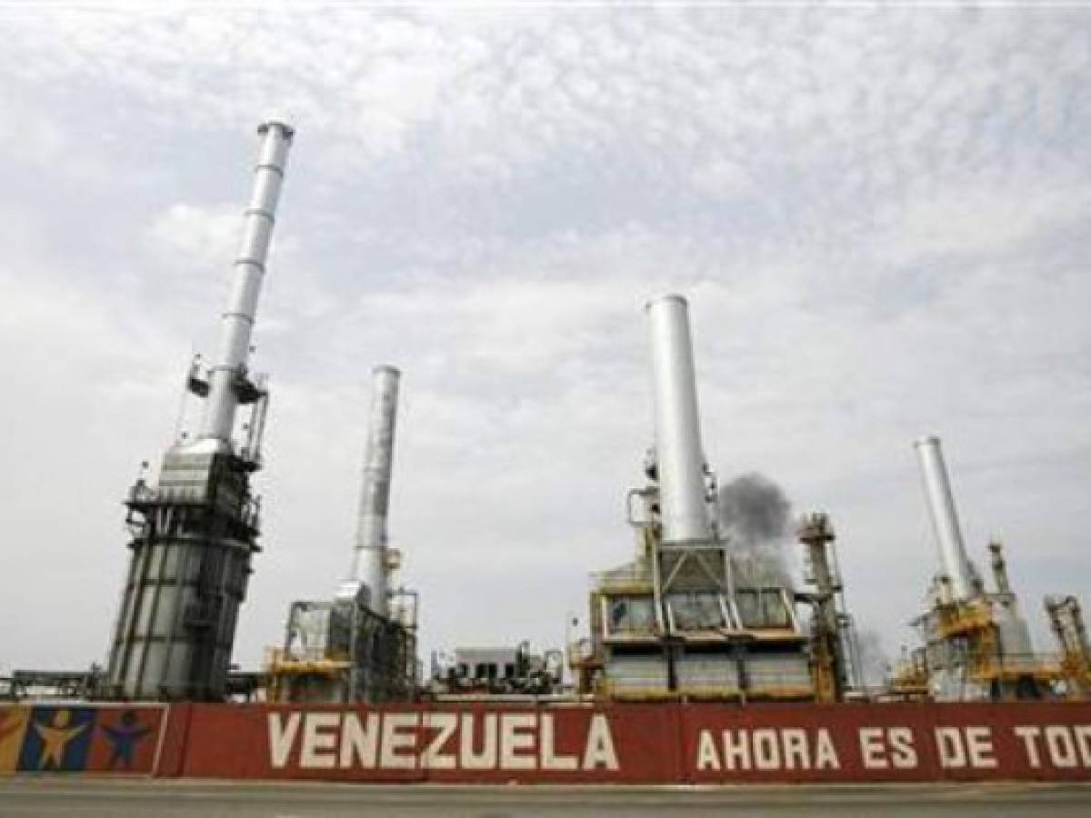 Venezuela compra petróleo para abastecer a Cuba