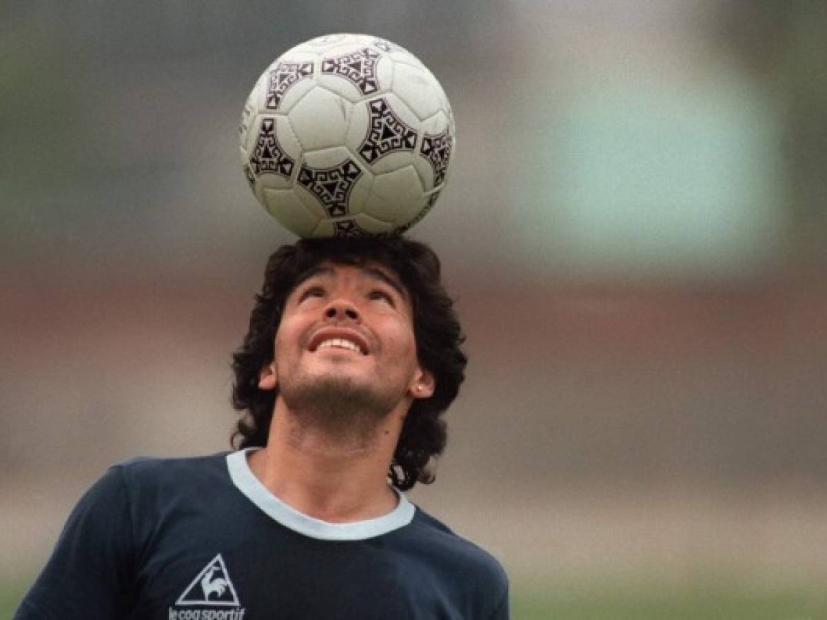 Maradona: El mundo del fútbol sopla las 60 velas de una leyenda