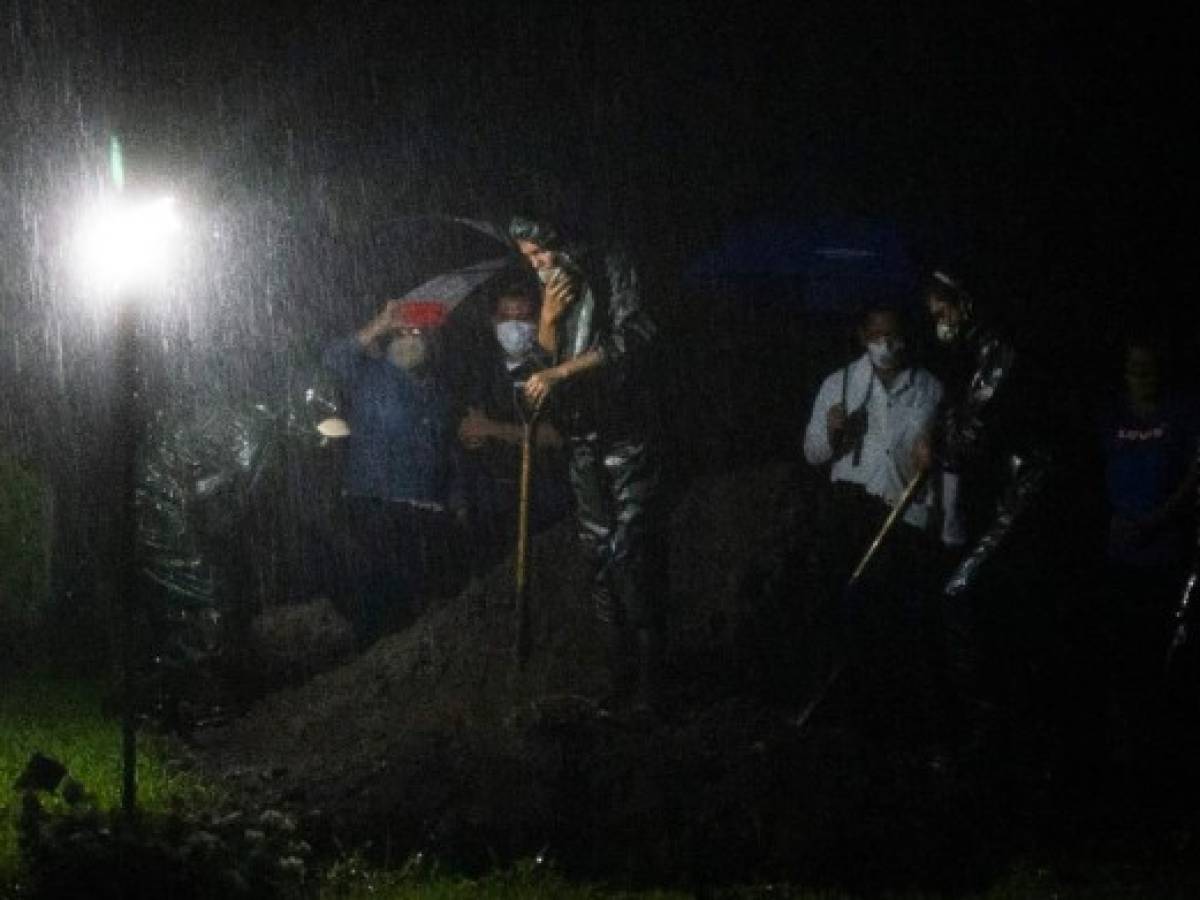 Nicaragua realiza ‘entierros exprés’ por la noche, en plena pandemia