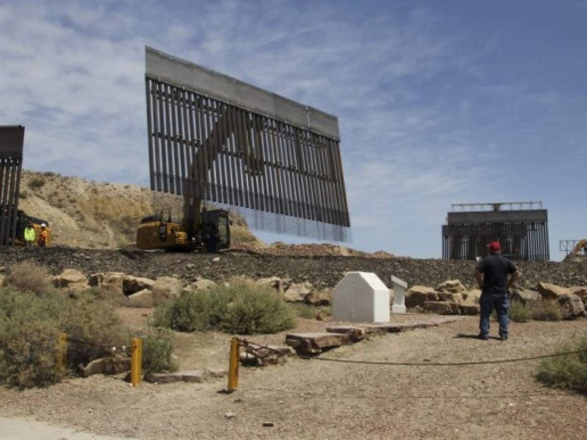 Seguidores de Trump construyen 'muro privado' en frontera con México