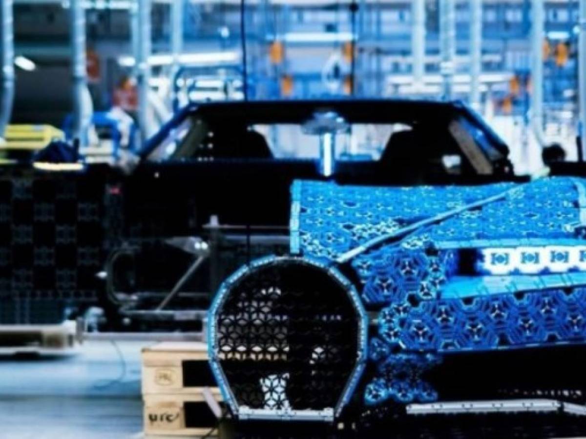Construyen carro con un más de un millón de piezas de Lego y se puede conducir