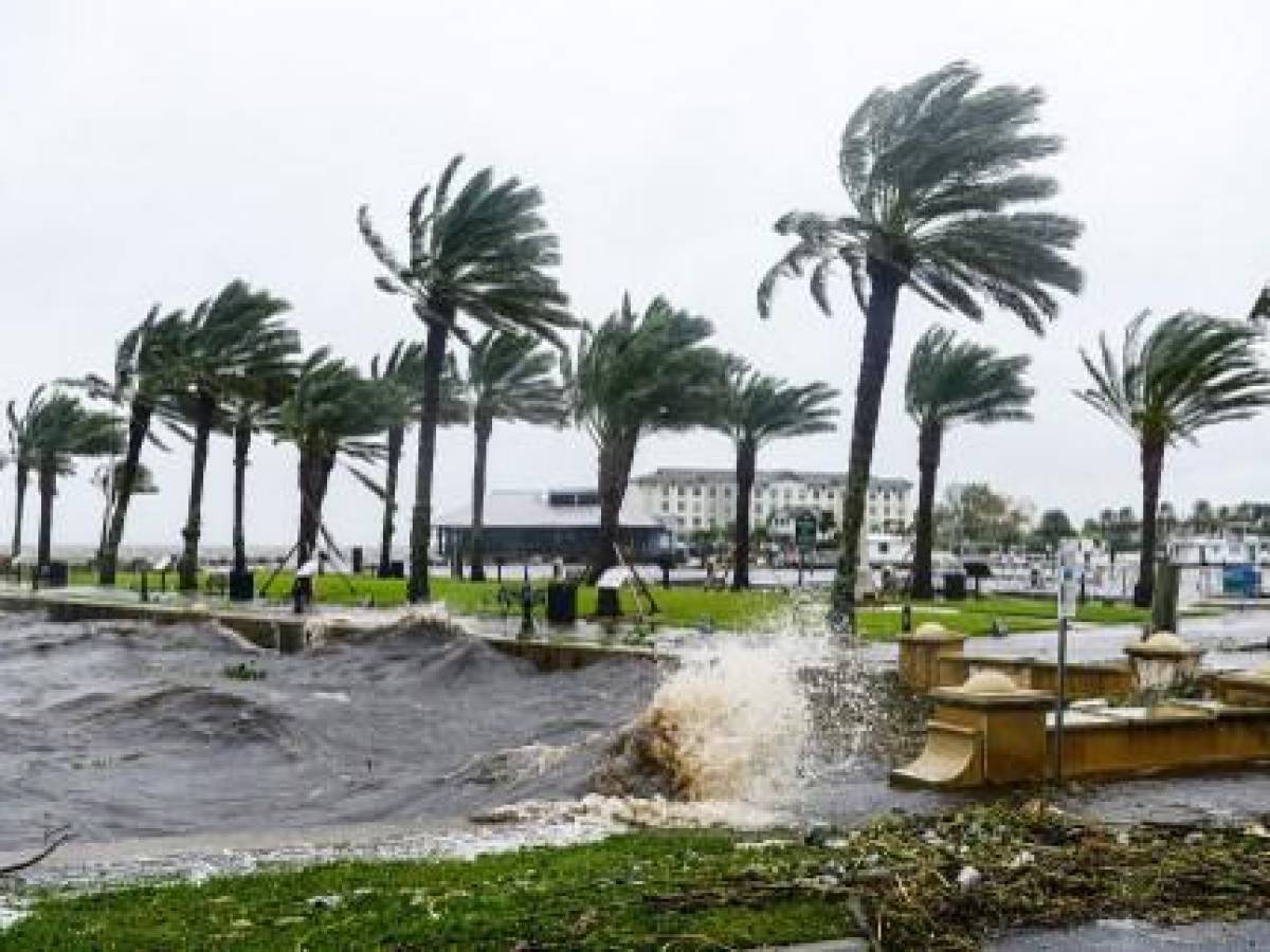 SANFORD, FLORIDA - 29 DE SEPTIEMBRE: Las olas del lago Monroe golpean el paseo fluvial de Sanford mientras continúan los fuertes vientos y la lluvia del huracán Ian el 29 de septiembre de 2022 en Sanford, Florida. El huracán trajo fuertes vientos, marejadas ciclónicas y lluvias al área causando daños severos. Gerardo Mora/Getty Images/AFP (Foto de GERARDO MORA/GETTY IMAGES NORTH AMERICA/Getty Images vía AFP)