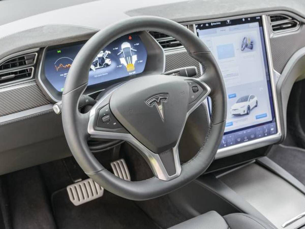 Investigan a Tesla por volantes que se desprenden de vehículos