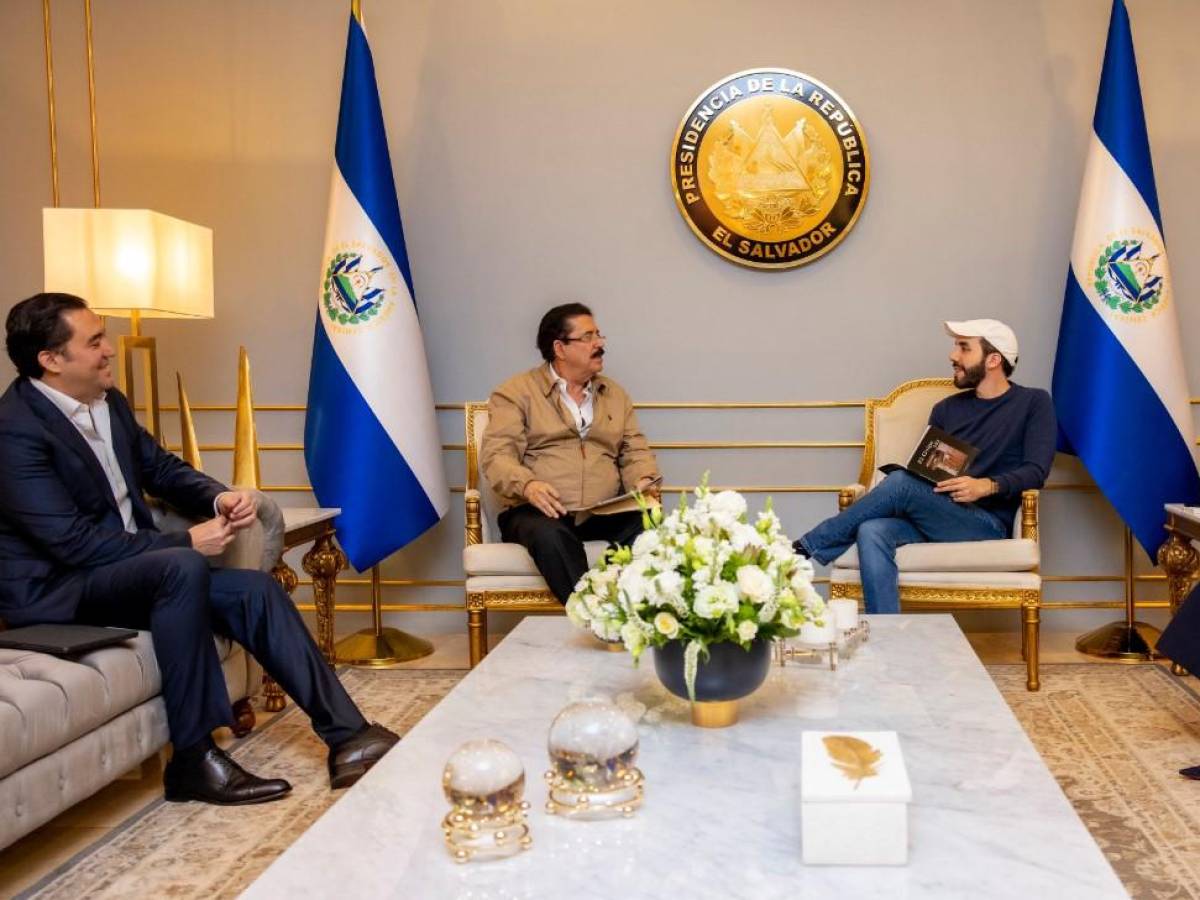 Asesor presidencial de Honduras Manuel Zelaya se reúne con presidente Nayib Bukele