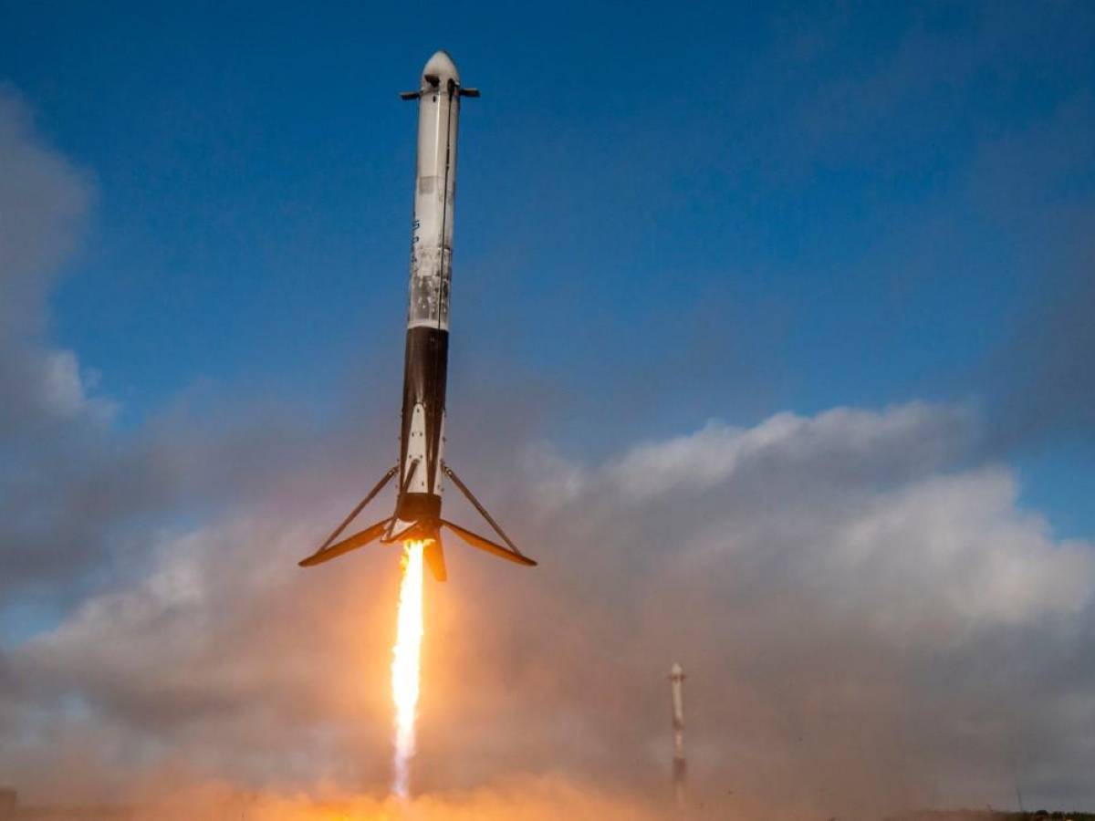 SpaceX lanzó cohete Falcon Heavy, el más poderoso del mundo