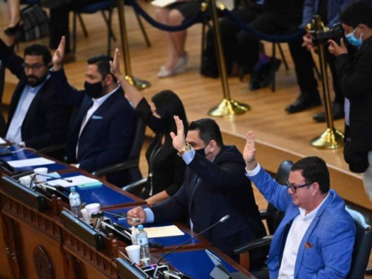 El Salvador: 100 jueces son forzados al retiro, 34 de ellos despedidos sin beneficios
