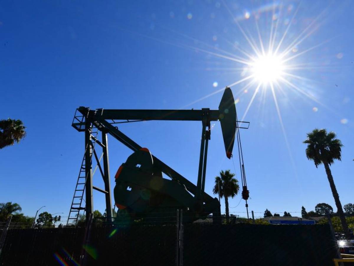 La OPEP+ abre grifo del petróleo, pero no lo suficiente para frenar aumento de precios