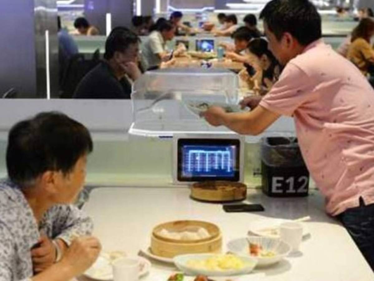 China experimenta el robot-camarero