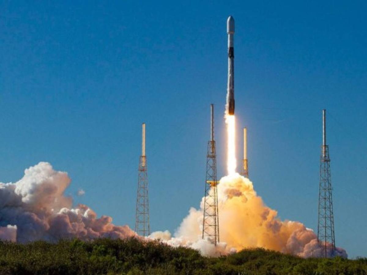 SpaceX lanza 105 pequeños satélites desde Cabo Cañaveral en Florida