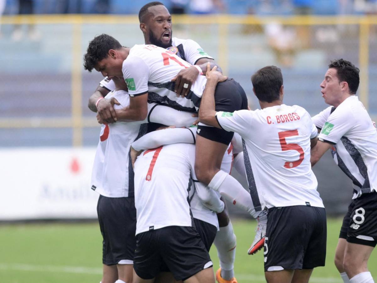Costa Rica vence 2-1 a El Salvador y sigue soñando con Catar 2022