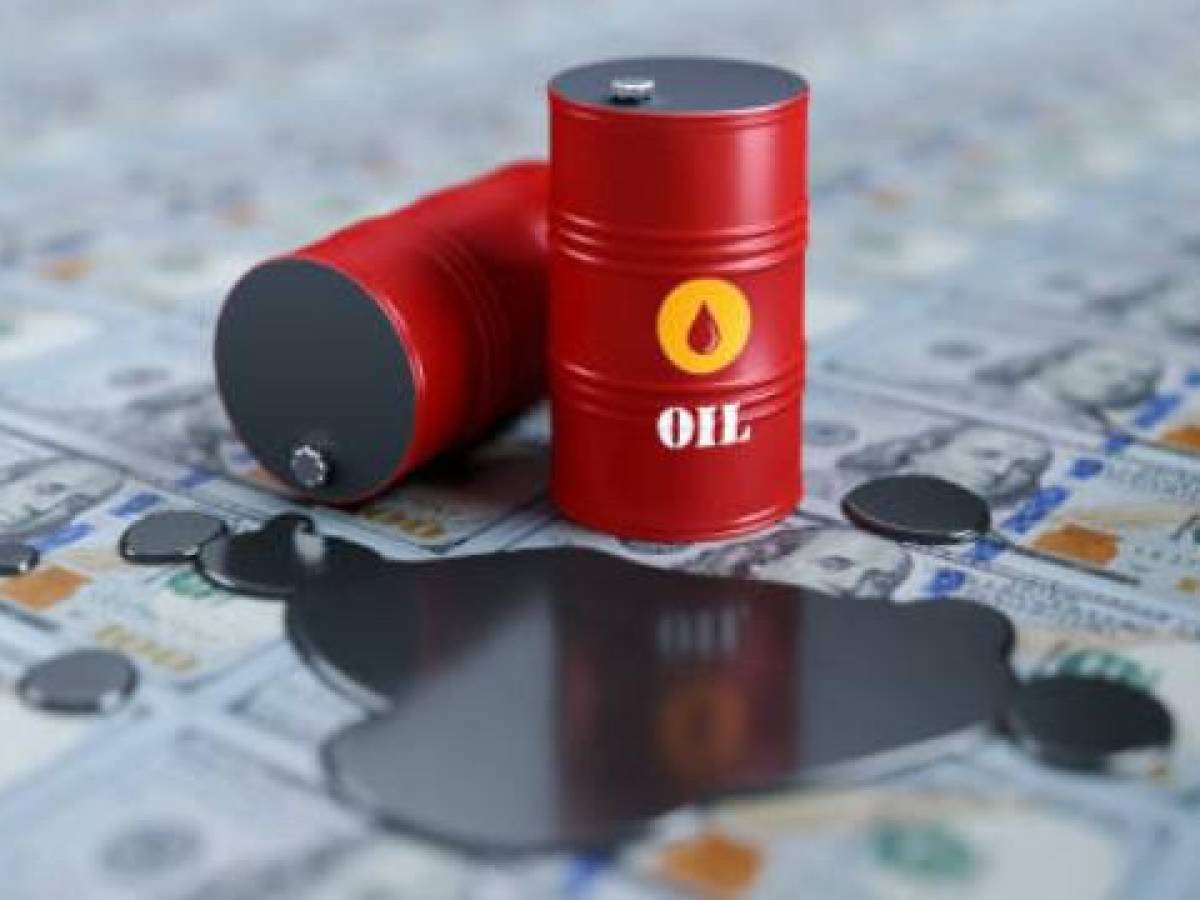 Petróleo sube por tercera jornada consecutiva tras caída de reservas en EEUU