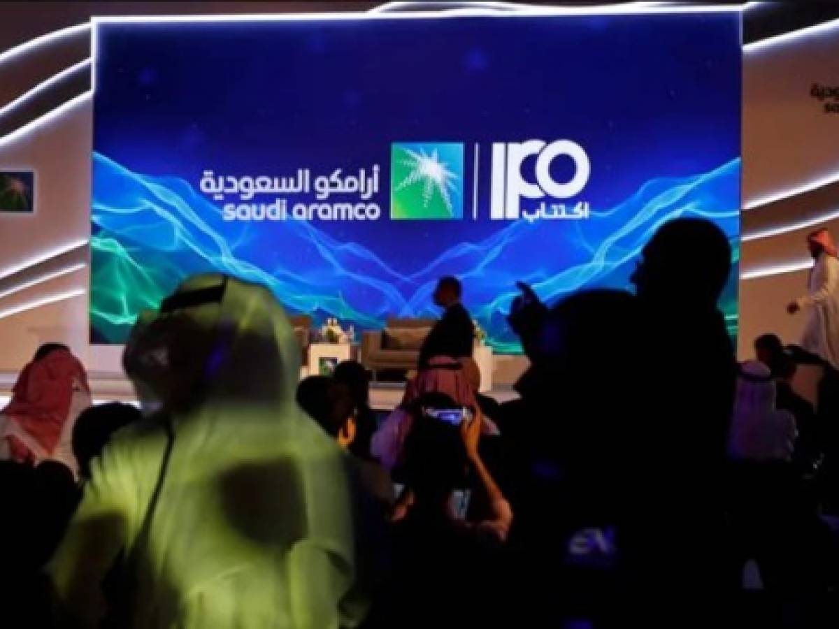 Petrolera saudí Aramco obtiene US$25.600 millones en oferta inicial de acciones
