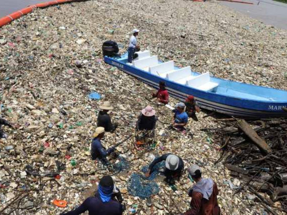 Guatemala: La titánica tarea por retener la basura que fluye en el Río Motagua