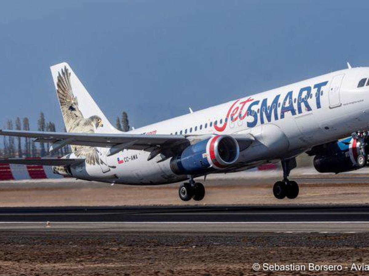 Autorizan a American Airlines adquirir una parte minoritaria de JetSmart Airlines