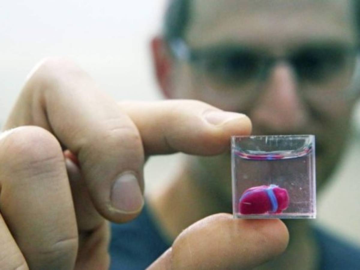 Este es el primer corazón con vasos sanguíneos y células impreso en 3D