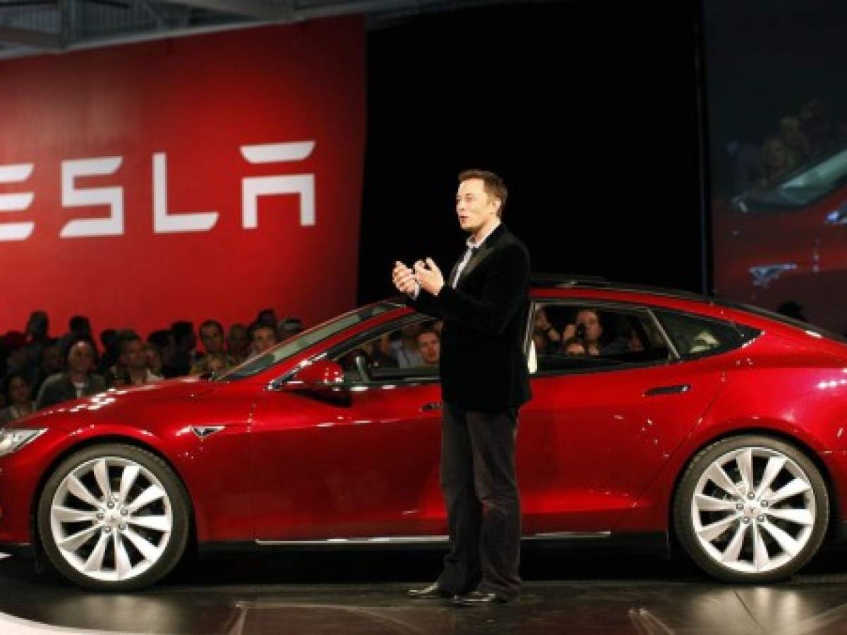 Elon Musk dice que una vez se acercó al CEO de Apple para que comprara Tesla
