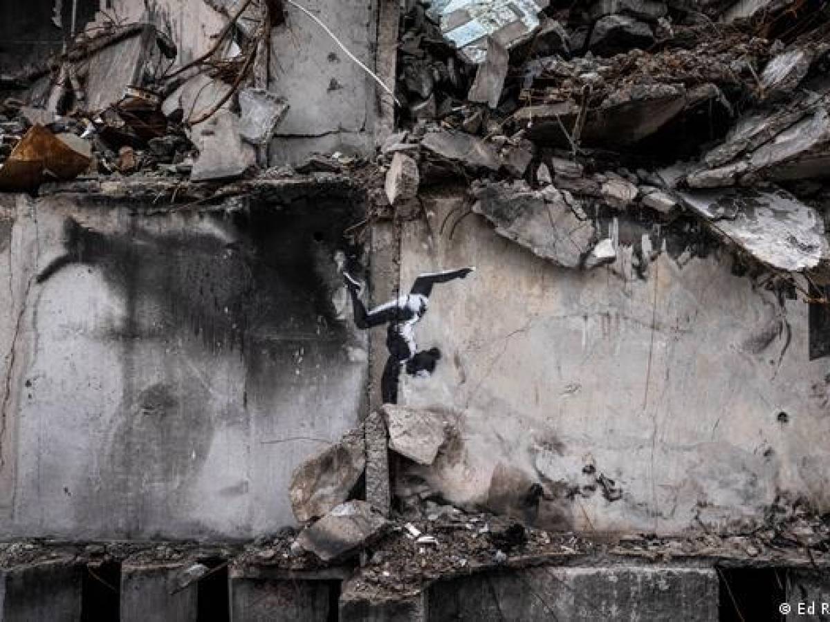 Banksy plasma una obra en edificio en ruinas de Ucrania