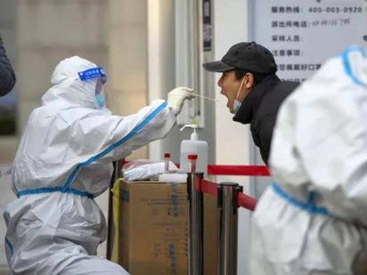 China registra récord de nuevos casos diarios de COVID-19