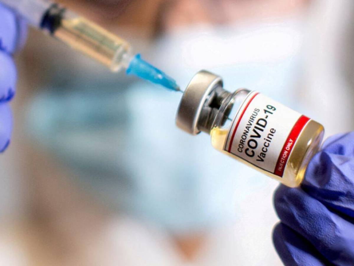 Autorizan vacuna de refuerzo contra ómicron
