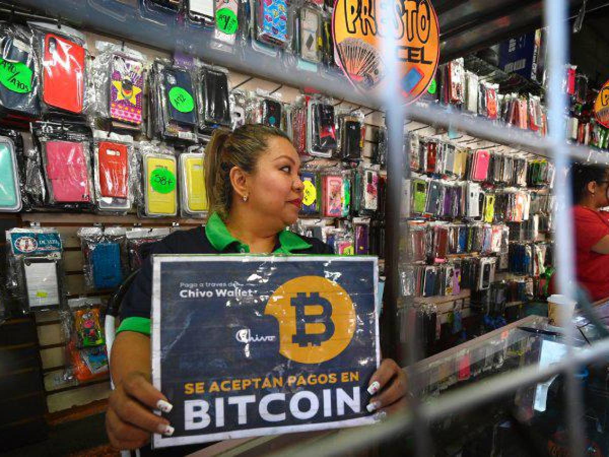El Salvador: Negocios retiran rótulos de ‘se acepta Bitcoin’