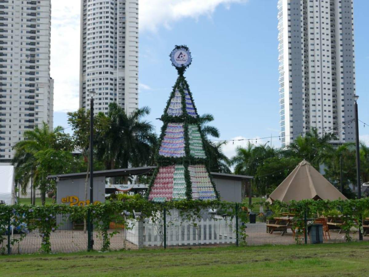 Panamá con árbol de Navidad creado con miles de envases usados