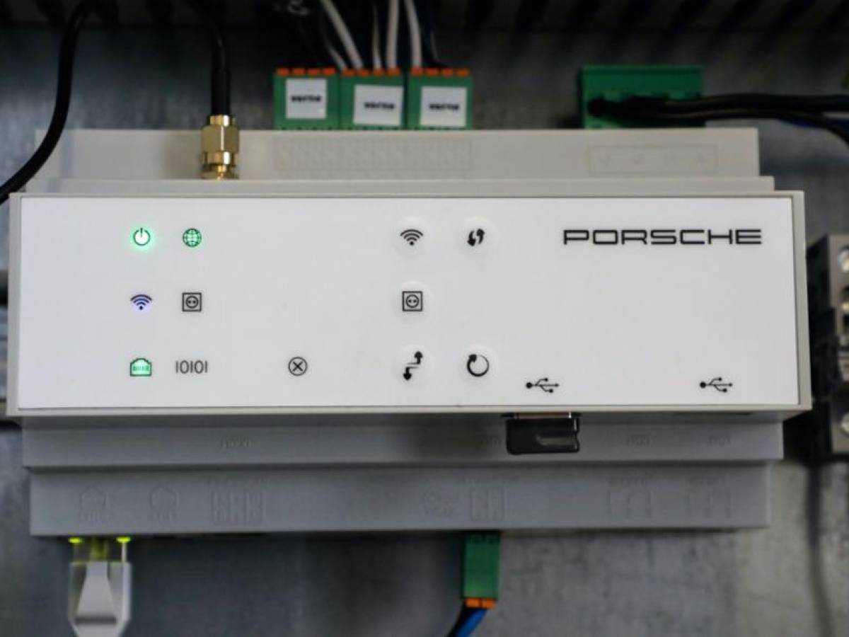 El Porsche Home Energy Manager supervisa el consumo de electricidad, protege la instalación de la casa contra una sobrecarga (‘protección contra apagones’) y permite el uso de funciones inteligentes de carga.