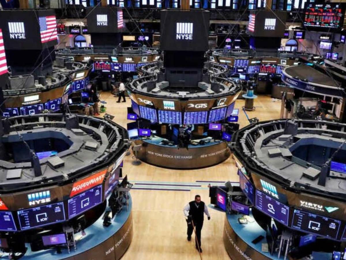 Wall Street cierra con índices dispersos una volátil semana