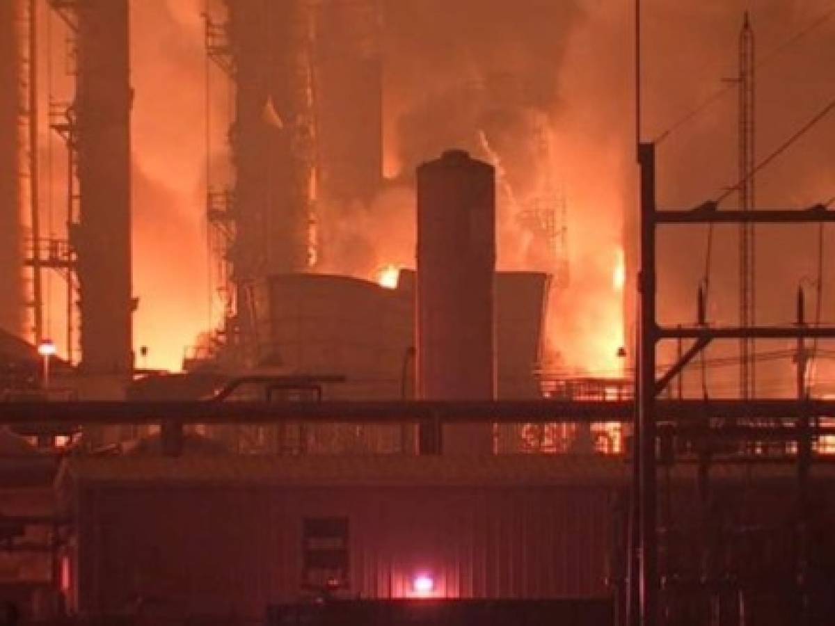Explosión en planta petroquímica de Texas obliga a evacuar sus alrededores