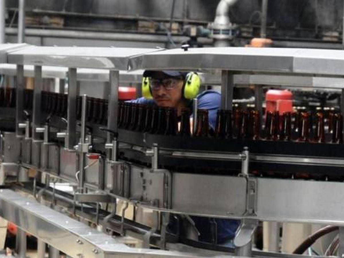 Cervecería Nacional y Bavaria firman convenio para enfrentar escasez de vidrio
