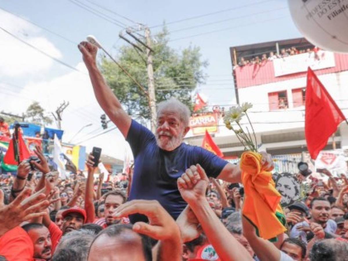 Lula anuncia que se entrega a la justicia ante miles de seguidores