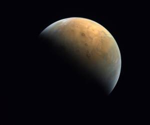 <i>Una imagen del folleto proporcionada el 14 de febrero de 2021 por la Agencia Espacial de los Emiratos Árabes Unidos (UAESA) tomada por Emirates eXploration Imager (EXI) después de Mars Orbit Insertion (MOI) a bordo de la Primera Misión a Marte de los Emiratos (EMM) desde una altitud de 24,700 km sobre la superficie marciana muestra el Olympus Mons, el volcán más alto de Marte, y Tharsis Montes, tres volcanes llamados (de arriba a abajo) Ascraeus Mons, Pavonis Mons y Arsia Mons.</i>