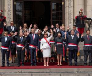 La nueva presidenta de Perú, Dina Boluarte (centro), posa para una foto con sus ministros de gabinete recién nombrados después de la ceremonia de juramentación en el Palacio de Gobierno en Lima el 10 de diciembre de 2022.