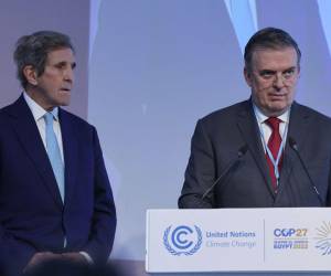 El canciller Marcelo Ebrard acompañado del enviado especial para el clima de Estados Unidos, John Kerry.