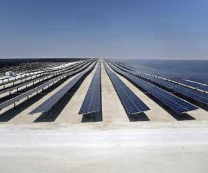 Qatar inaugura su primera planta de energía solar