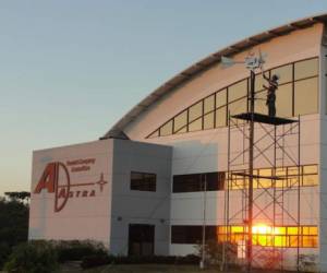 Un aerogenerador, creado en la empresa AdAstra, en Liberia Guanacaste, se utiliza para producir energia y luego utilizarla para extraer hidrogeno del agua por medio de electrolisis. El hidrogeno se pretende usar como combustible para generadores electricos.