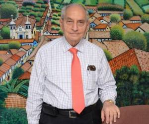 Emilio Larach lleva 68 años al frente de la compañía.