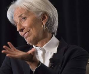 'Muchos países se endeudaron, en buena parte en dólares', detalla Lagarde. 'Unas tasas al alza y un dólar más fuerte podrían conducir a la suspensión de pagos por parte de empresas y propagarse peligrosamente a bancos y Estados'
