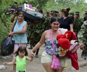 Maduro achacó un ataque contra militares venezolanos a 'paramilitares colombianos' y, tras esta acusación, se produjeron deportaciones masivas de colombianos mientras otros intentaban atravesar la frontera esta semana, por miedo a perder todo de ser expulsados. (Foto: AFP).