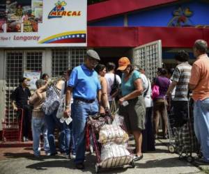 La crisis económica ha obligado que miles de venezolanos huyan a Colombia, Brasil y Centroamérica.