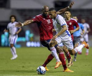 <i>Ismael Díaz (D) de Panamá compite por el balón con Kendall Watson (I) de Costa Rica durante su partido de fútbol de la Liga de Naciones Concacaf en el Estadio Nacional en San José, Costa Rica el 29 de marzo de 2023.José Cordero / AFP</i>