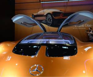 <i>Un hombre toma fotografías de un automóvil Vision One-Eleven del fabricante de automóviles alemán Mercedes-Benz en el Salón Internacional del Automóvil (IAA) en Munich, sur de Alemania, el 4 de septiembre de 2023. </i>