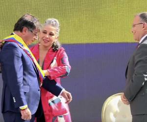 Gustavo Petro es investido como el primer presidente de izquierda de Colombia