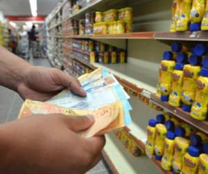 En Venezuela no se trata solamente de la desconfianza de los ciudadanos en el sistema bancario, sino que además hay una notable escasez de billetes de alta denominación.