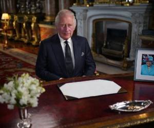 El rey Carlos III de Gran Bretaña hace un discurso televisado a la nación y la Commonwealth desde el Blue Drawing Room en el Palacio de Buckingham en Londres el 9 de septiembre de 2022, un día después de que la reina Isabel II muriera a la edad de 96 años. (Foto de Yui Mok / POOL / AFP)